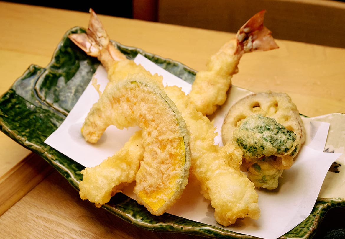 こんな大きな海老はなかなかないそう。天ぷらの野菜は季節で変化