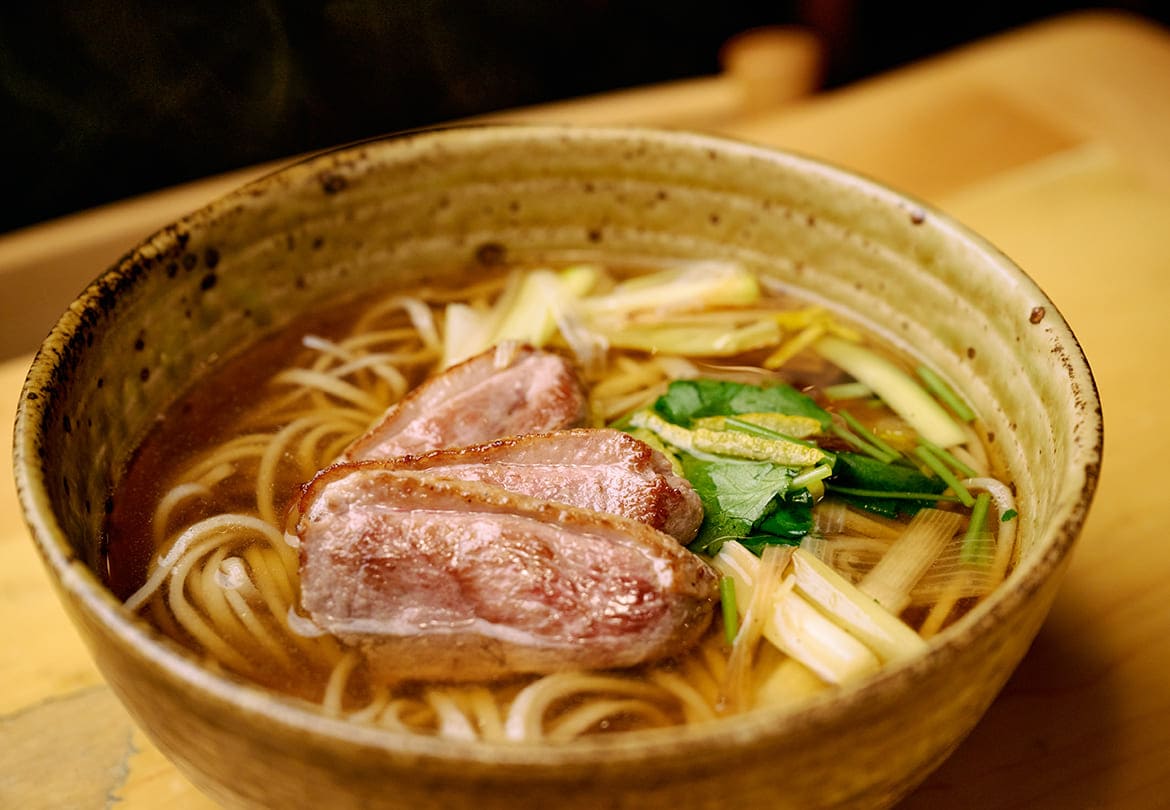 脂がジューシーでコクのある「鴨南蛮そば」2,090円もおすすめ
