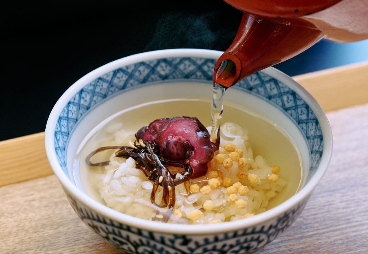 定食の〆はおでん出汁をかけていただくお茶漬けを。ご飯は茶飯