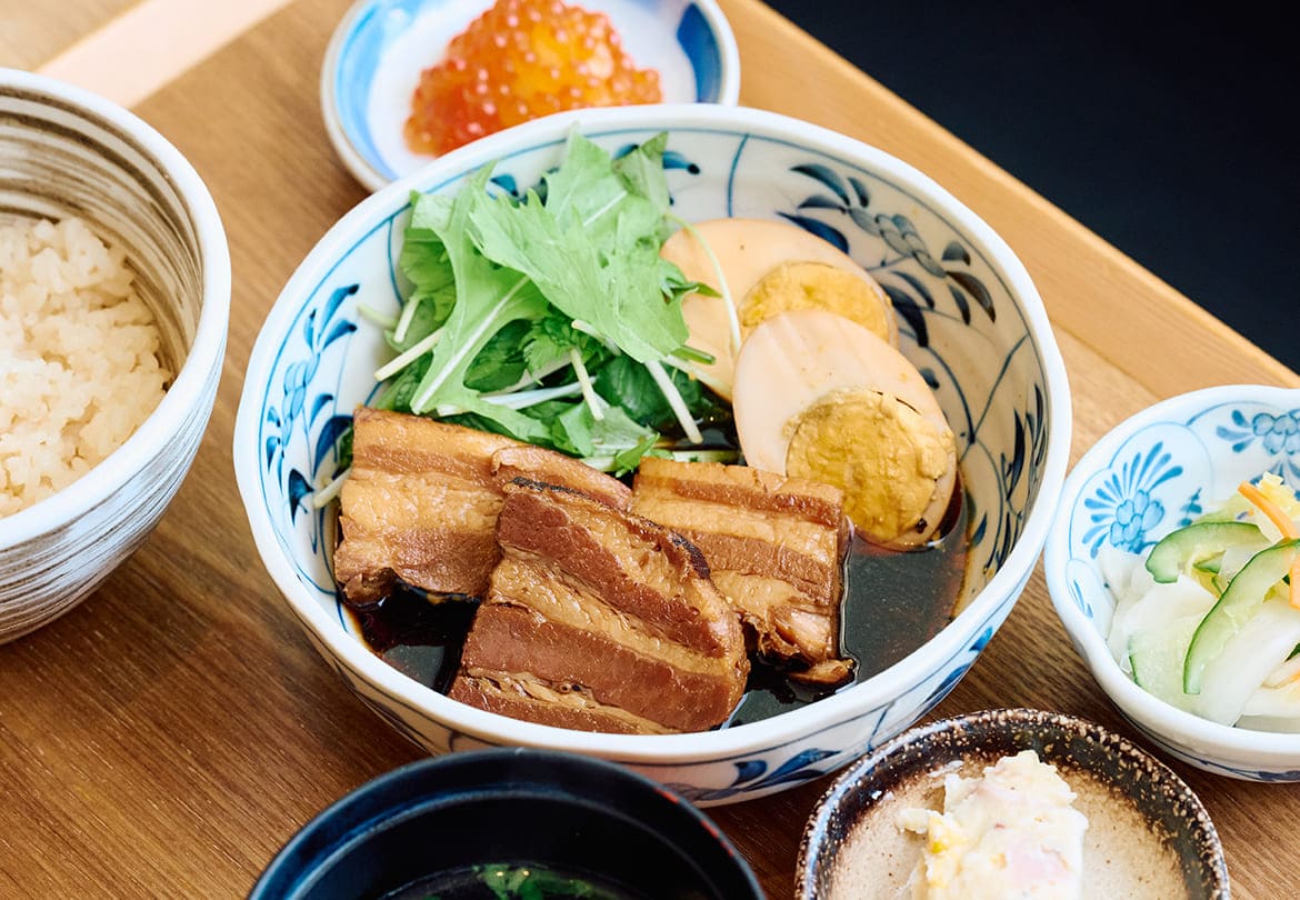 おでん出汁を使って仕上げた「味玉入り 豚の角煮定食」1,300円も