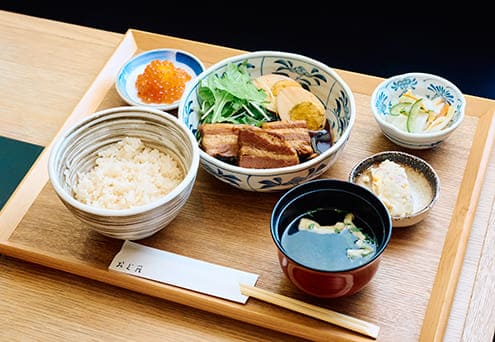 「味玉入り 豚の角煮定食」