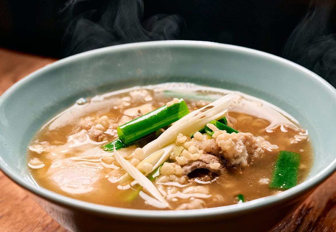 熱々の肉吸い。お出汁の効いたスープにたっぷりの牛肉や半熟卵などが入っています。定食は1,150円