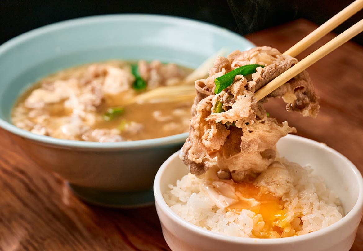 白米に卵をとろり。牛肉と一緒に食べると至福です。ご飯はおかわり無料