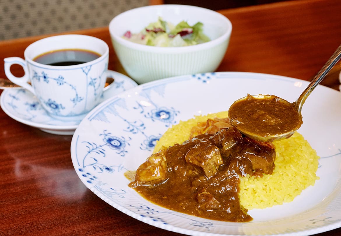 柔らかい牛肉がゴロゴロ入った名物「椿屋特製ビーフカレー」1,780円 ※サラダまたはスープ、ドリンクのセット価格