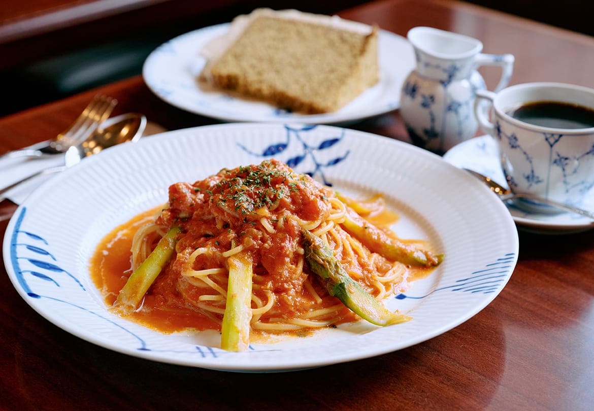 パスタはすべてもちもちの生麺。「紅ずわい蟹とアスパラのトマトクリーム」2,130円 ※サラダまたはスープ、ドリンクのセット＋紅茶のシフォンケーキ