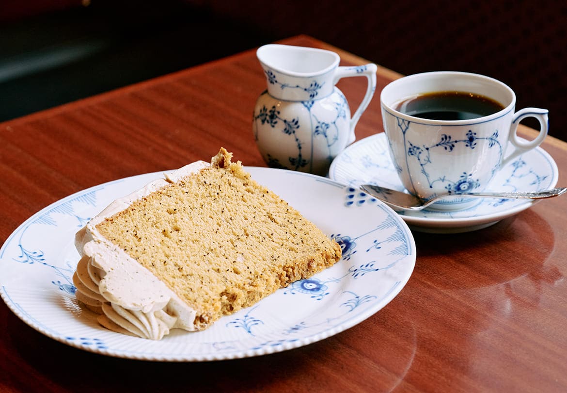 食器はロイヤルコペンハーゲン。通常のランチセットに＋350円でフワフワの「シフォンケーキ」も