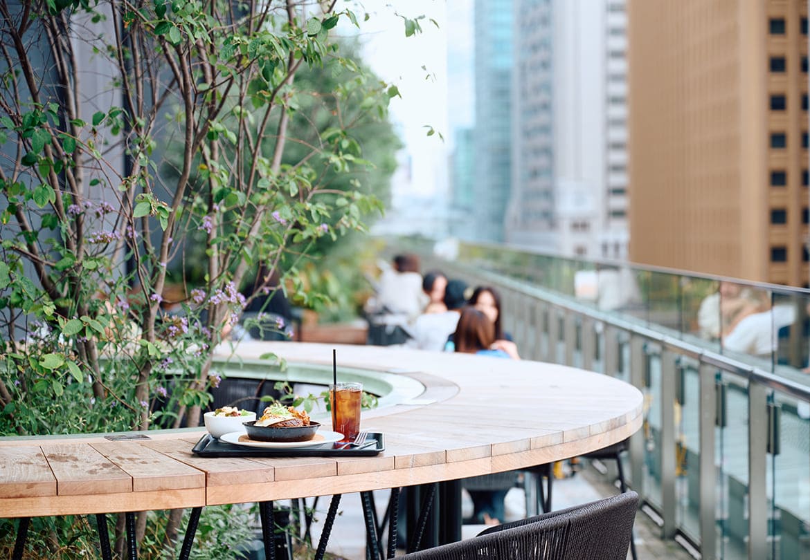 お店は(marunouchi) HOUSE内にあるので、テラスで食べることもOK