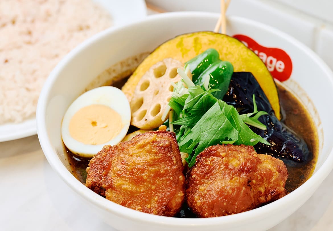 「自家製ザンギと7種の野菜カレー」1,550円を、＋150円でまろやかな「イカ墨」スープにチェンジ