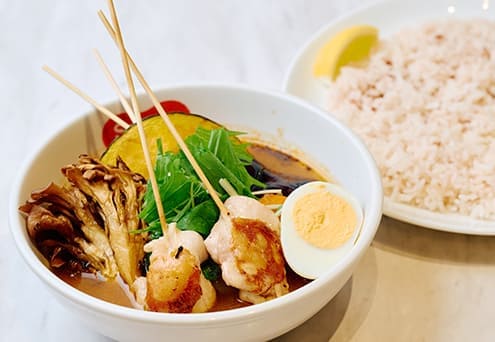 「パリパリ知床鶏と7種の野菜カレー」