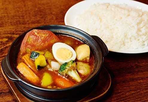 「野菜とたまご 牛すじ煮込みカレー」（写真のご飯は並盛270g）