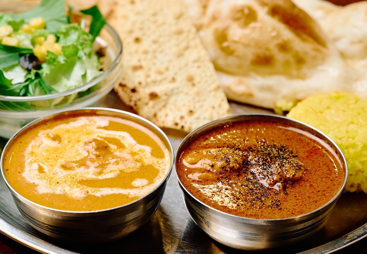 カレーとナン、ライス、サラダ、パパルが付いた「プレミアムカレーセット」。カレー2種は1,200円
