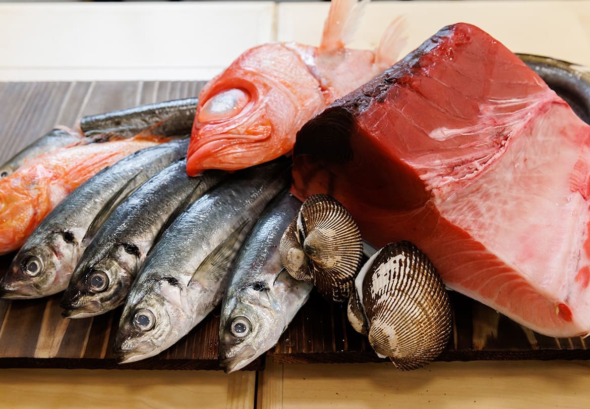 業者とやり取りをしながら旬の魚を安く仕入れる
