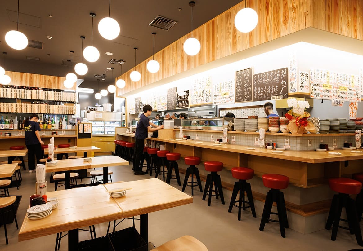 スタッフの活気のある声が響く、大衆居酒屋の雰囲気が心地良い
