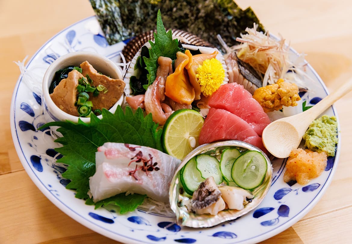 看板メニュー「魚屋の刺身盛り」2,000円。おひとり様客限定で1人前のオーダーもできる！（写真は2人前）