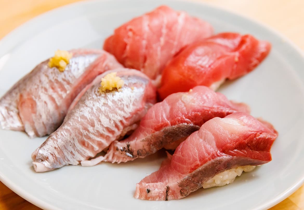冬時期においしい北海道の「ニシン」330円と「天然ブリ」300円。生本マグロは「赤身」242円/1貫、「中トロ」319円/1貫