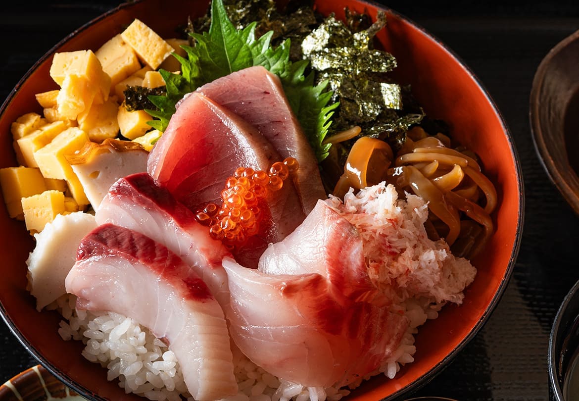 ランチメニュー「日本海しまね丼」1,200円には自慢の熟成魚がたっぷり