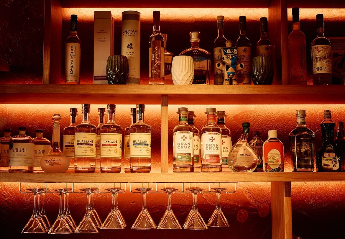 ペルーの蒸留酒・ピスコがずらりと並ぶ棚