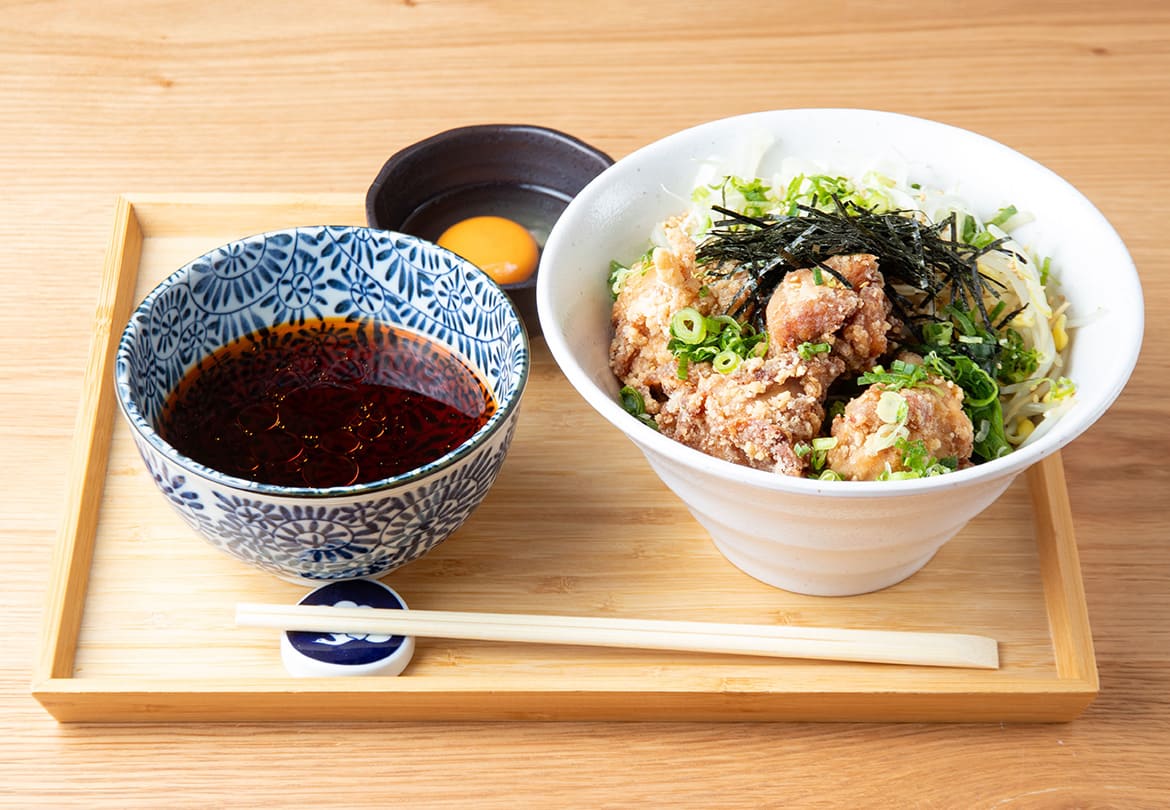 新メニューの「肉野菜つけ蕎麦」1,000円は麺の量を100g /200g /300gから選べます