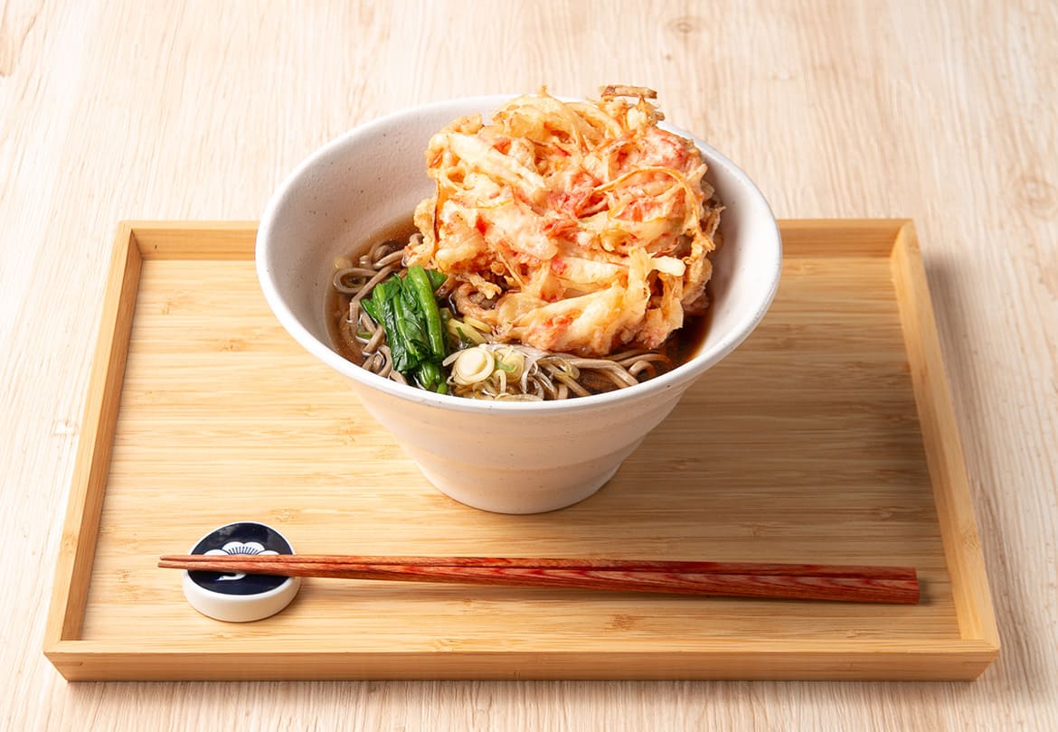 大きな野菜のかき揚げが乗った「かきあげそば」 880円（温・冷）