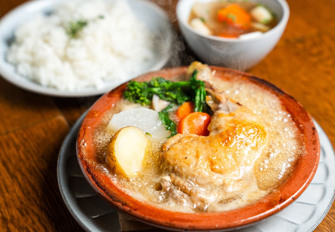 「チキンレッグとたっぷり野菜のスパイスカレー煮込み」1,200円