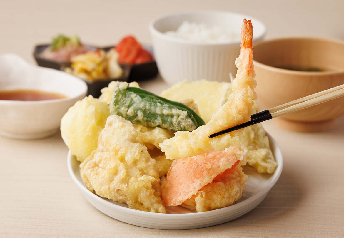 博多の焼き塩やカレー塩を合わせて、さらに深い味わいに。「天ぷら」120円〜