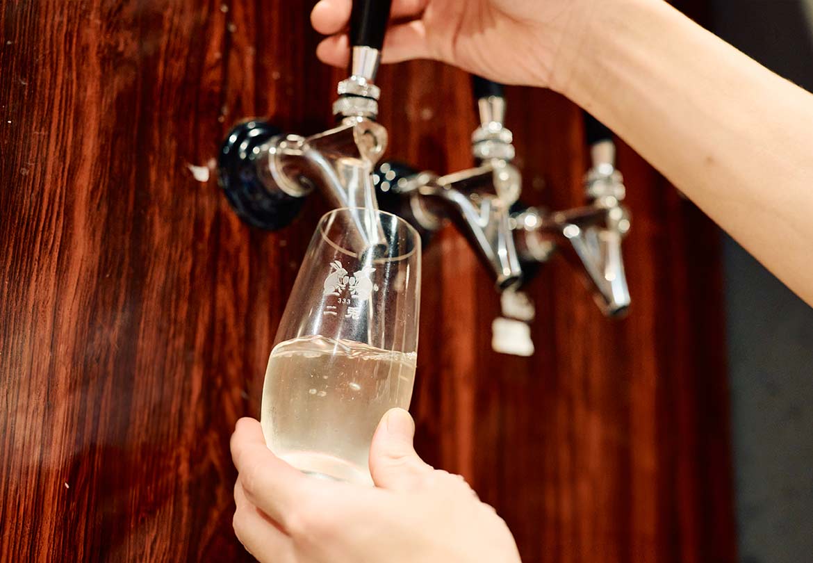 日本酒の樽は蔵から直通で送られる。