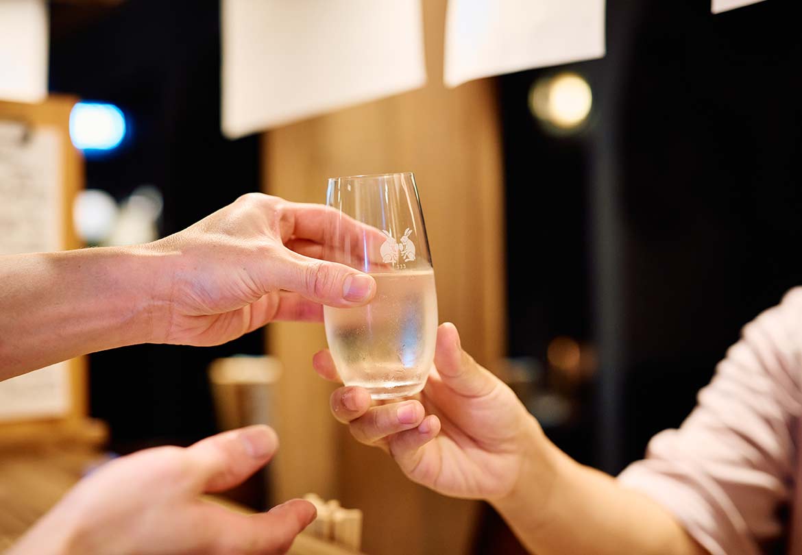 注ぎたての日本酒をカウンターで。