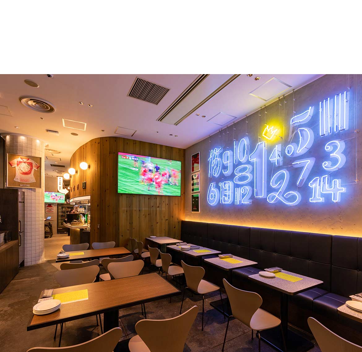 開放的な店内でスポーツ観戦＆各国の料理をたのしもう