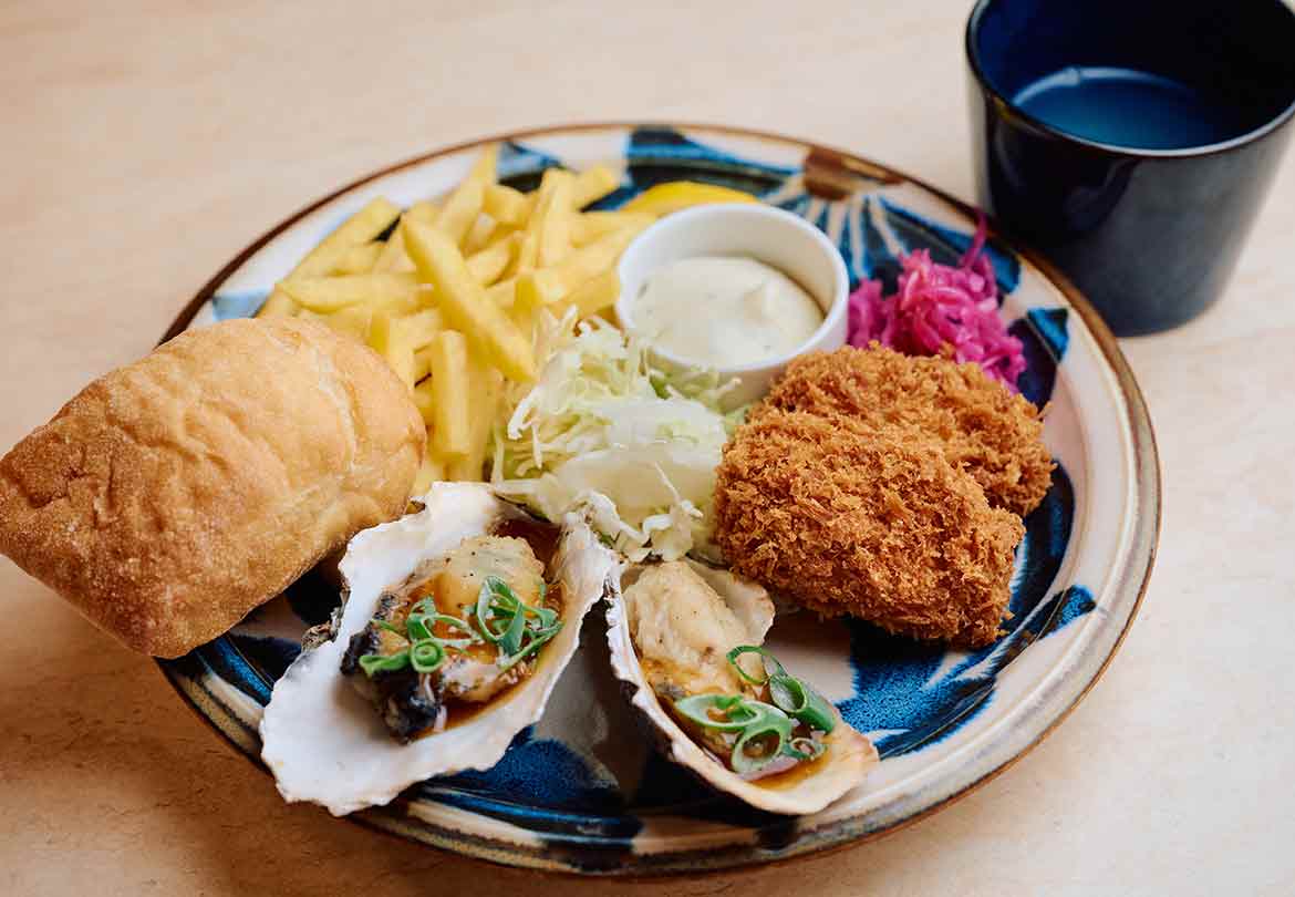 「牡蠣のバターソテートリュフソースとカキフライ（牡蠣スープ / サラダ / ライスorパン付き）」1,430円　