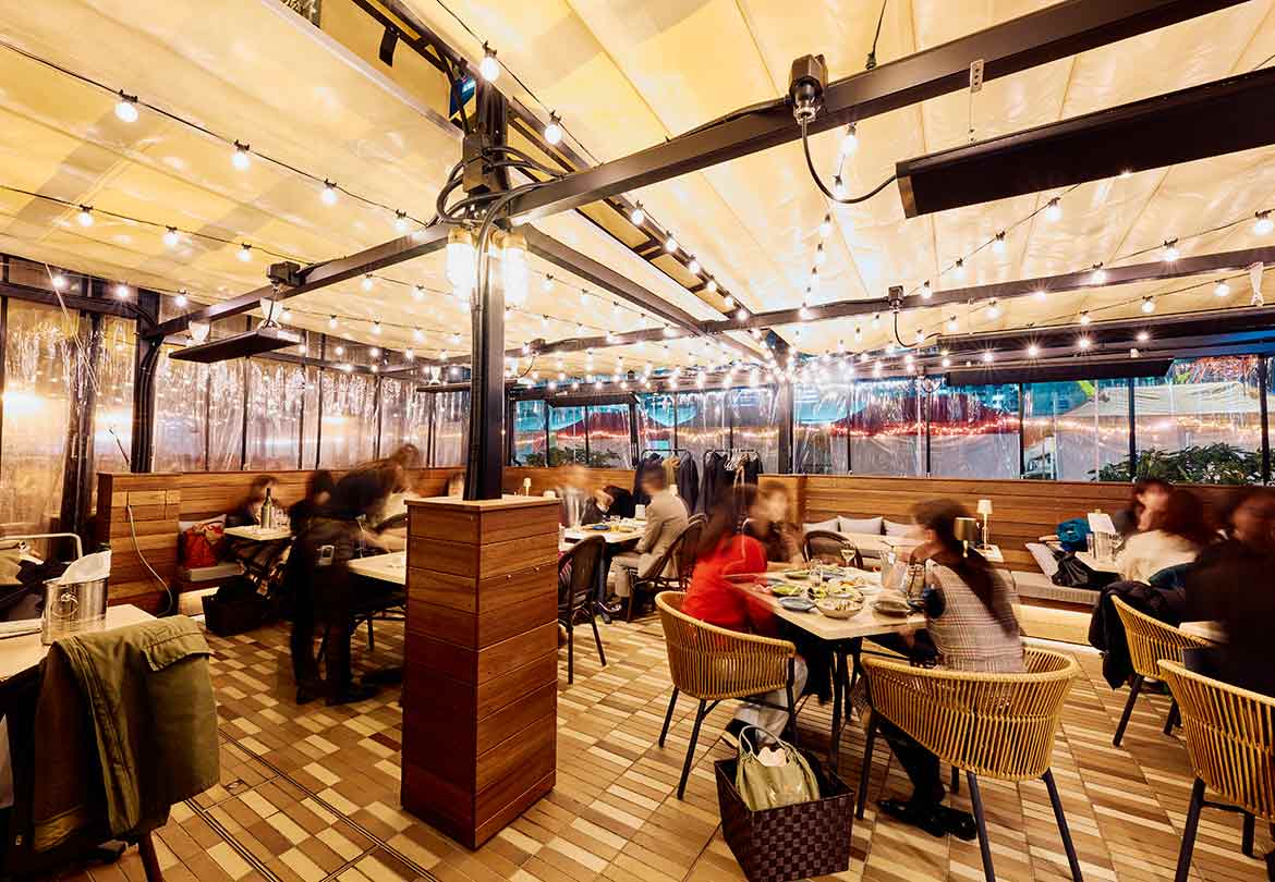 街並みを眺めながら食事ができるテラス席