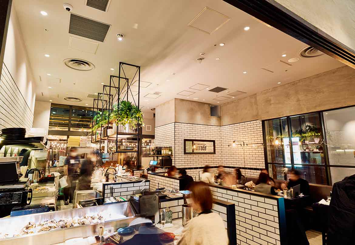 落ち着いた雰囲気の店内は、天井が高く開放感もたっぷり