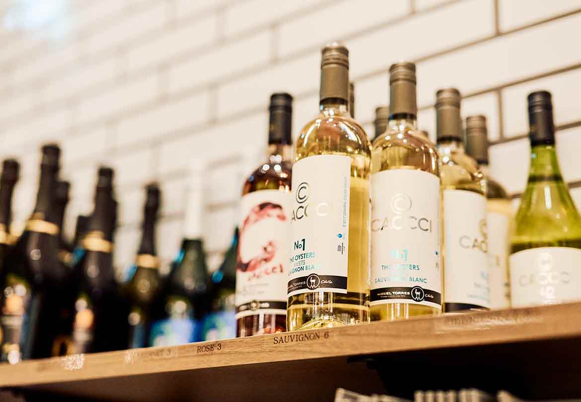 牡蠣のおいしさを引き立てる厳選ワインも豊富に用意