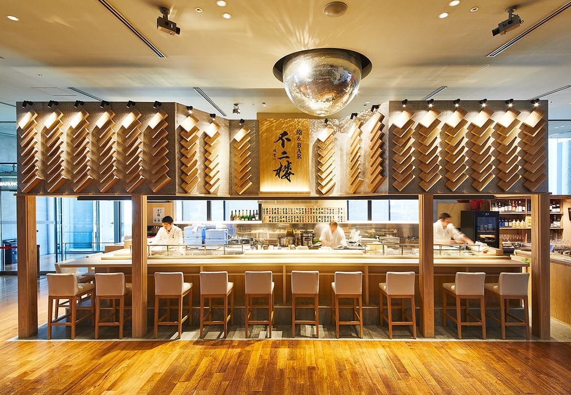 ミラーボールがきらめく「鮨＆BAR 不二楼」