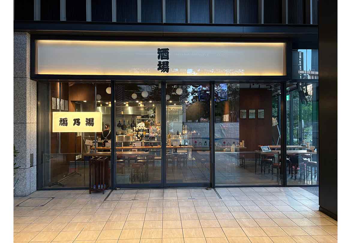 ガラス張りの店構えが開放的で、初めてでも入りやすい雰囲気