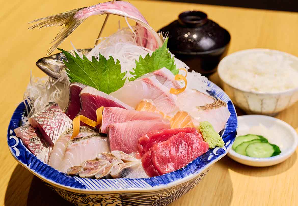 まるで丼のような大鉢で供される「刺身定食(特上)」