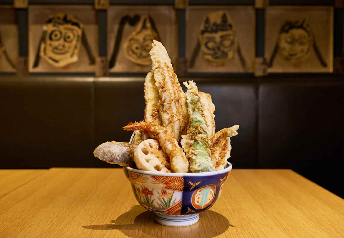 その名の通り高くそびえる「山天丼」