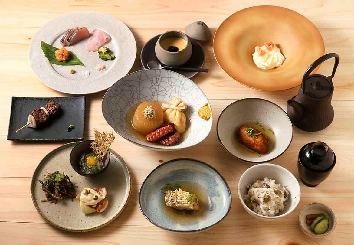 ディナータイムは13品構成の「旬素材と名物コース」が人気