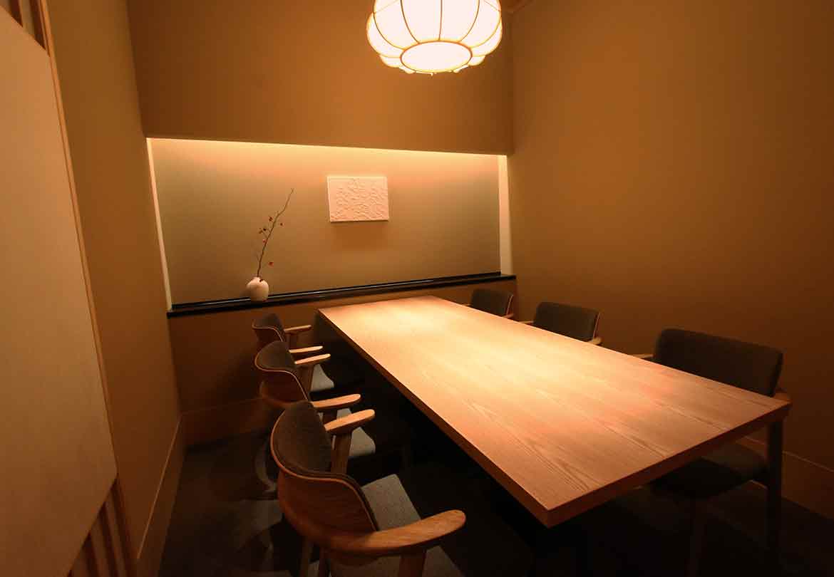 テーブル席、カウンター席のほか個室も完備