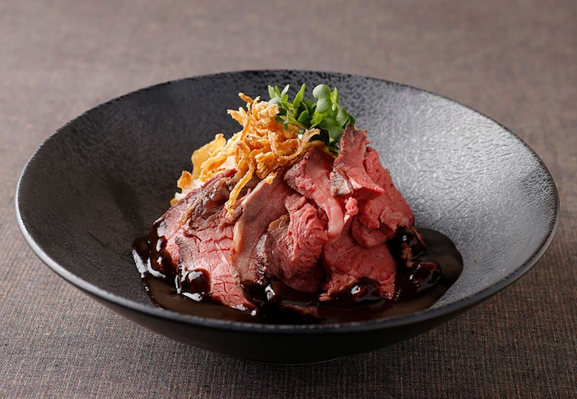 こちらもランチで食べられる「自慢のローストビーフ丼」2,500円