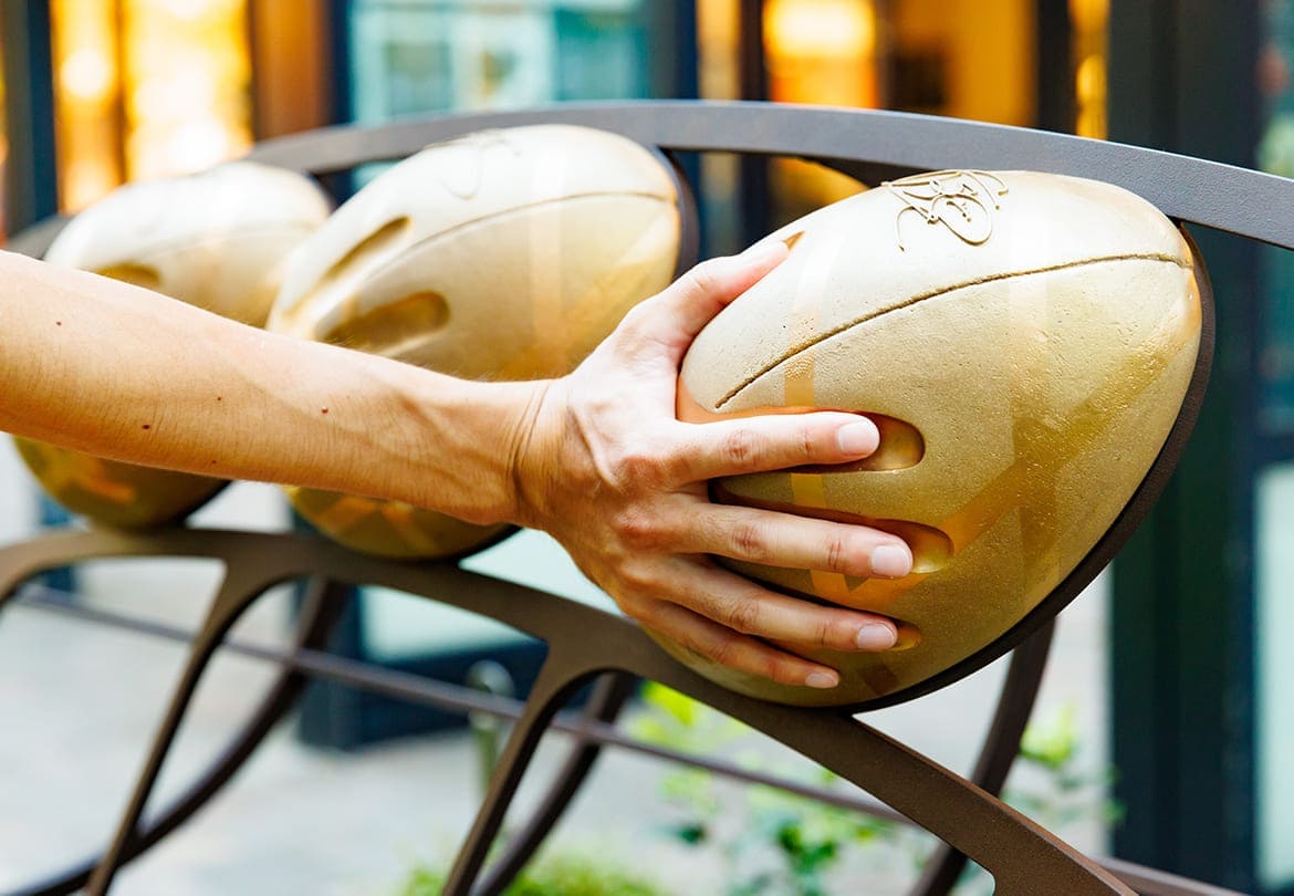 ラグビー選手の手型があしらわれた「手型ベンチ」では手の大きさ比べもできますよ