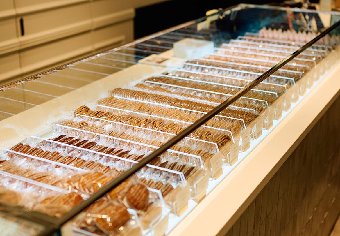 名物の「ダックワーズ」など全50種の焼菓子がずらり。1個単位で買えるのがうれしい