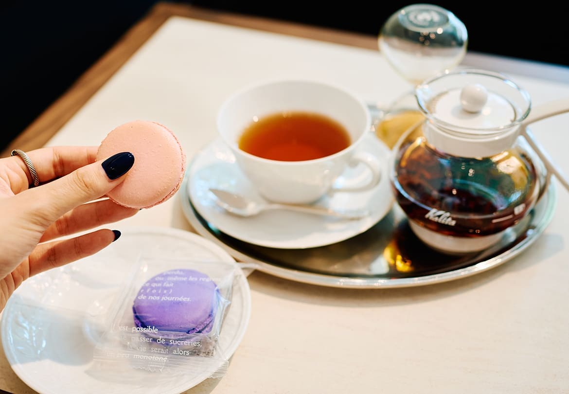 「マカロン2種 ドリンクセット」は1,100円〜※写真のドリンクは、「アールグレイN.Y.」