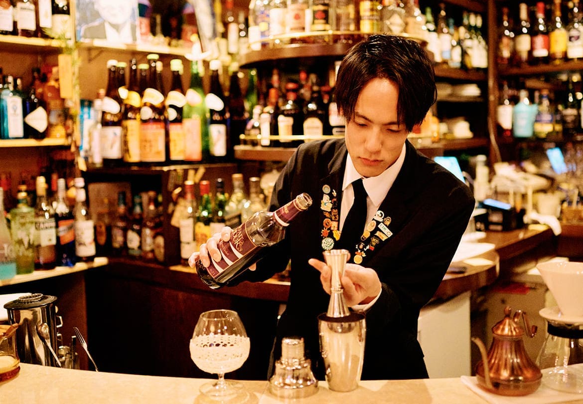 バーテンダーの所作を見るのもこういうお店の醍醐味