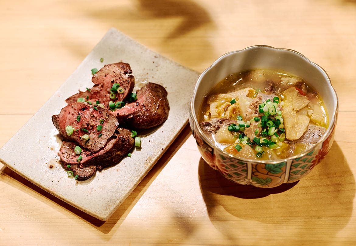 朝ジメの鶏はホルモンも新鮮。左「めちゃうまレバーステーキ」680円、右「サムシンの鶏モツ煮込み」680円