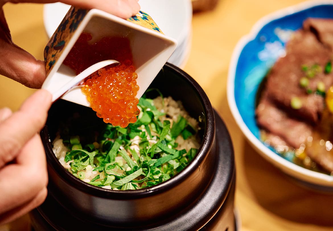 〆は別腹！「鯖とイクラの土鍋ごはん」1,680円（2〜3人前）