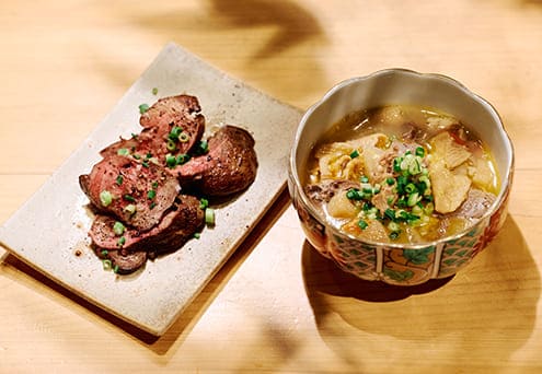 左「めちゃうまレバーステーキ」、右「サムシンの鶏モツ煮込み」