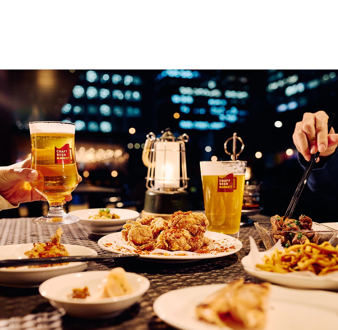 都会のテラスで味わう！クラフトビールとスパイス料理