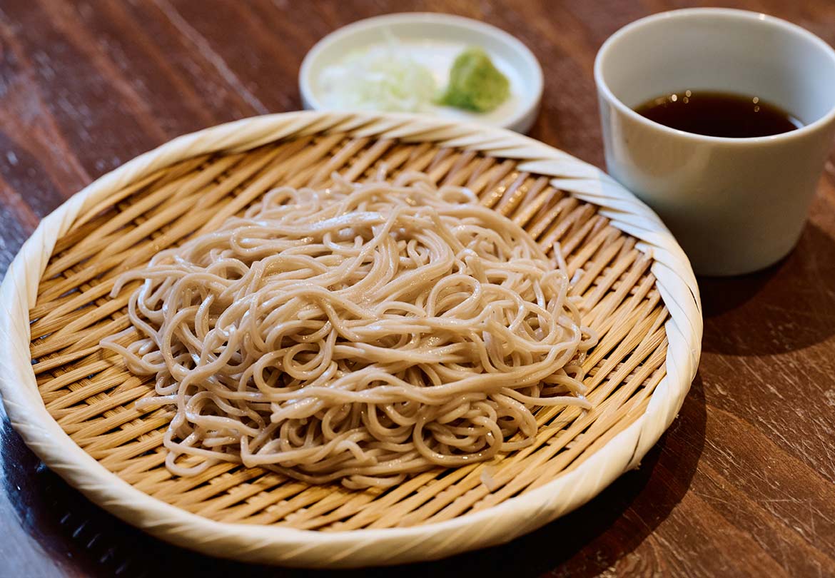 2種のそば粉をブレンドして香り高い麺に