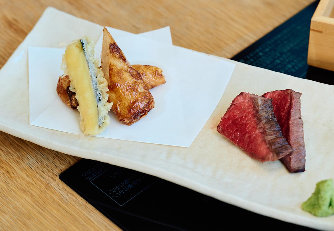 「牛モモ肉のステーキ」と「海老真丈 湯葉巻き揚げ」