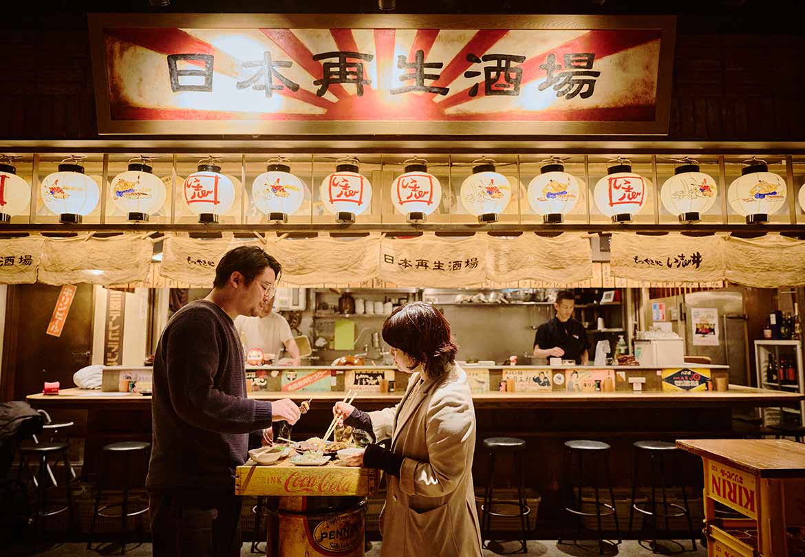 店舗前での立ち飲みスタイルが定番